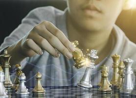 Jogue xadrez, criança inteligente, concentrada e pensante, jogando