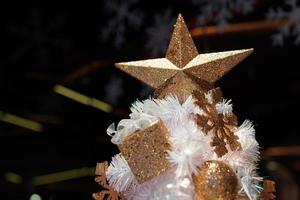 decoração de tema ouro de natal com arco e caixa de presente. foto