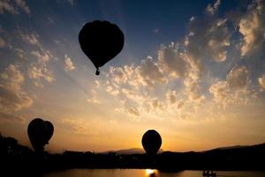 singhapark balloon fiesta 2018 com muita gente no evento que estava esperando a competição de pouso de decolagem de balão. foto