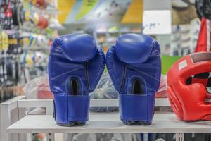 luva de boxe azul em pé na prateleira para vendas. foto