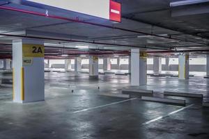 espaço vazio estacionamento no prédio no período da tarde foto