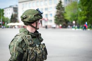 soldado armado pronto para a batalha. conceito militar. foto