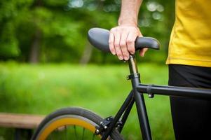 ciclista com sua bicicleta, close-up. fotografia ao ar livre. foto