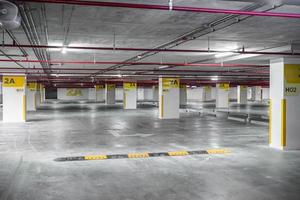 espaço vazio estacionamento no prédio no período da tarde foto