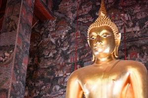 estátua de buda dourada gigante frente arte tailandesa estilo de vida no templo budista., bangkok, tailândia foto
