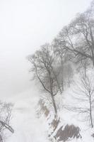 coberto de neve montanha do Cáucaso foto