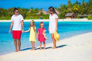 feliz férias em família linda na praia branca foto