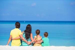 família linda feliz na praia branca durante as férias de verão foto