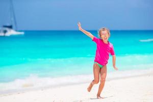 adorável menina durante as férias de praia se divertindo foto