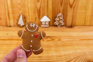 biscoitos de gengibre de Natal em fundo de madeira foto