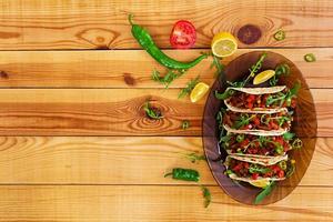 tacos mexicanos com carne em molho de tomate foto