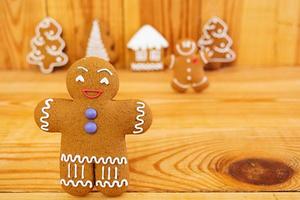 biscoitos de gengibre de Natal em fundo de madeira foto