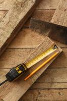 ferramentas de carpintaria na superfície de madeira foto