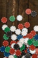 fichas de pôquer em fundo de madeira foto