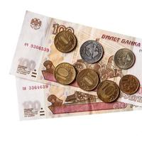 notas e moedas de rublos russos foto