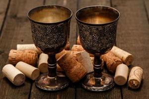 taças medievais e rolhas de vinho foto