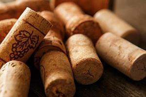 rolhas de vinho em fundo de madeira foto