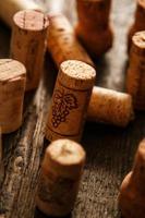 rolhas de vinho em fundo de madeira foto
