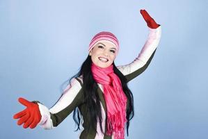 mulher sorridente em roupas de inverno foto