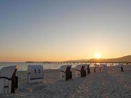 a praia de binz no mar báltico foto