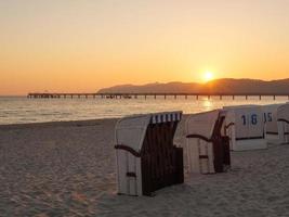 a praia de binz no mar báltico foto