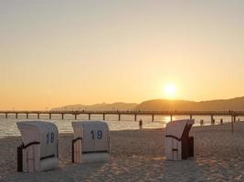 a praia de binz no mar báltico foto