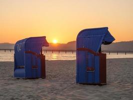 a praia de binz no mar báltico foto