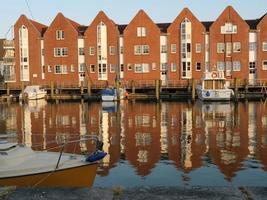 a cidade de husum no mar do norte foto