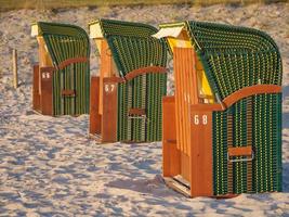 a praia de binz no mar báltico foto