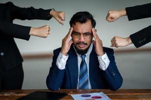 todos os seus amigos culpam você. um empresário ansioso foi julgado por muitos apontando para ela. emoções humanas negativas foto