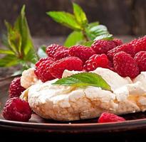 bolo pavlova com creme e frutas foto