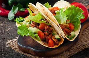 tacos mexicanos com carne, legumes e queijo foto