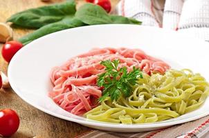 macarrão fettuccine colorido com queijo foto