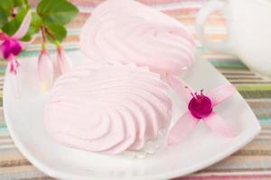 marshmallows rosa em um prato