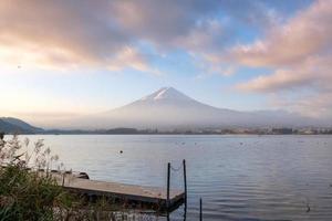 cênico monte fuji e porto de madeira com céu colorido no lago kawaguchiko