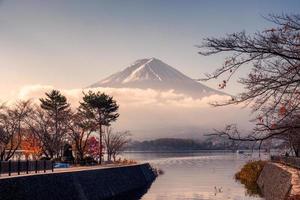 fuji-san com nublado no jardim de outono no lago kawaguchiko foto