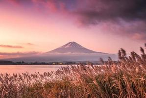 céu colorido com montanha fuji e prado dourado foto