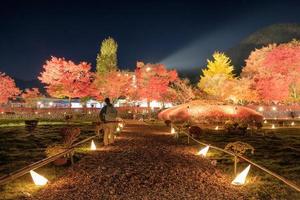 belo corredor iluminado no jardim de bordo, festival tradicional em kawaguchiko foto