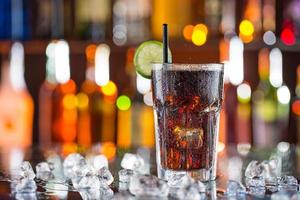 copo de coca-cola na mesa de bar
