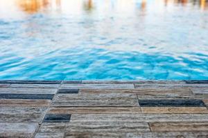 tijolo de pavimentação da piscina de borda foto