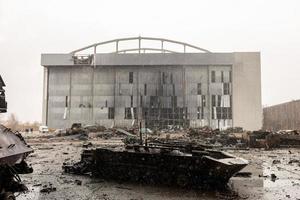 guerra destruída no aeroporto da ucrânia por tropas russas foto