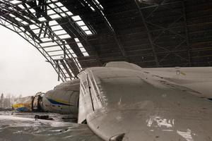 guerra destruída no aeroporto da ucrânia por tropas russas foto