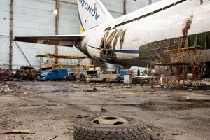 guerra destruída no aeroporto da ucrânia por tropas russas foto