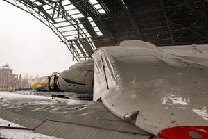 guerra destruída no aeroporto da ucrânia por tropas russas foto