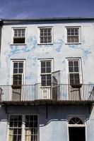 janelas e portas em uma casa desbotada foto