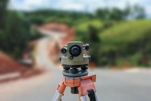 canteiro de obras de estradas, instrumento teodolito para construção de estradas foto