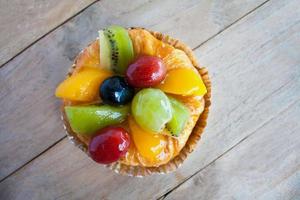 fechar a pastelaria dinamarquesa com frutas na mesa de madeira foto