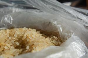 arroz seco em um close-up de saco plástico. tema culinário. foco seletivo. foto
