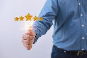 empresário dá classificação à experiência de serviço no aplicativo online. pesquisa de feedback de revisão do cliente, classificação de satisfação alta. o cliente pode avaliar o serviço levando ao ranking de reputação. foto