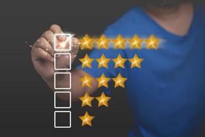 os clientes atribuem uma classificação à experiência de serviço online. conceito de pesquisa de feedback de satisfação, o usuário pode avaliar a qualidade do serviço, levando à classificação de reputação do negócio. foto